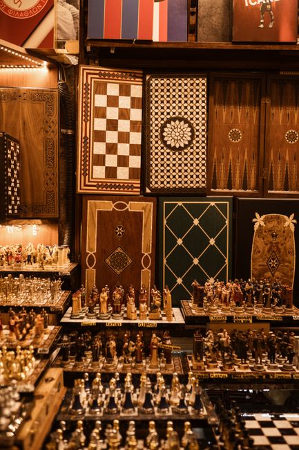 收藏展示櫃中的各式棋盤與桌遊組件